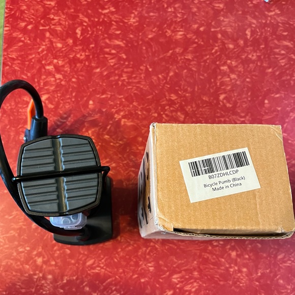 Foot Pump with Universal Schrader and Presta Valve and inflating Needle - Picture 13 of 14